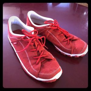 Awesome red lightweight sneakers !!